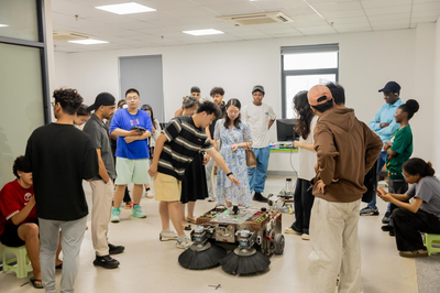 國際師生沉浸式體驗具身智能AI科技，感知中國創新力量